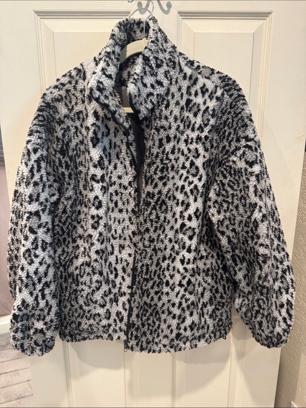 Leopard-Print Sherpa Jacket - Black & White